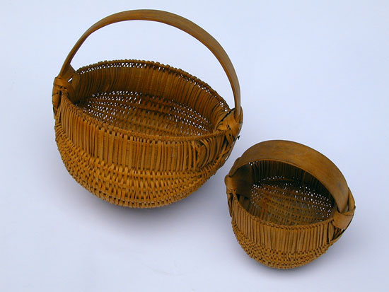 Two Graduated Buttocks Baskets